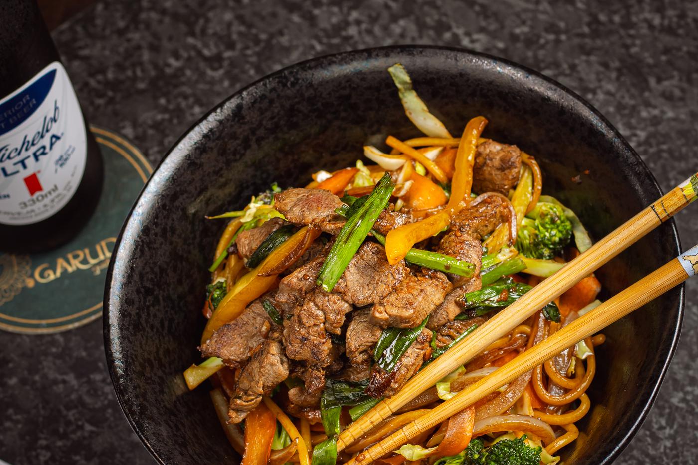 Yakisoba de filé mignon na tigela, com legumes salteados na chapa