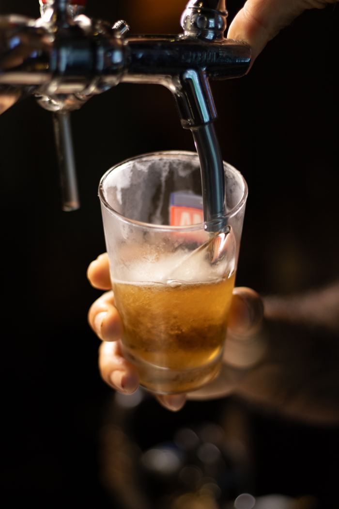 Chopp gelado sendo tirado na torneira