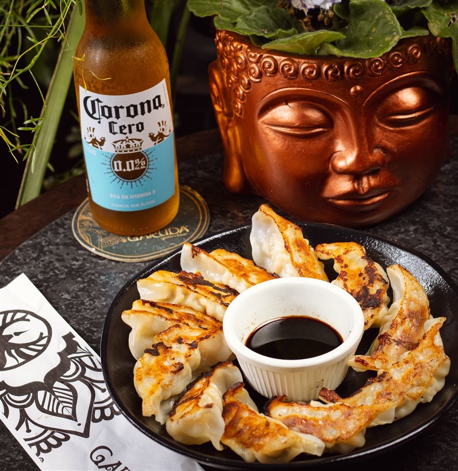 Porção de gyoza na mesa do Garuda