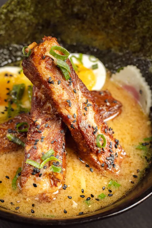Garuda Lámen: caldo de costela e missô com ovo cozido, nori e costela frita
